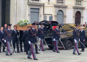 Funerali di Stato di Maroni, arrivo del feretro tra gli applausi