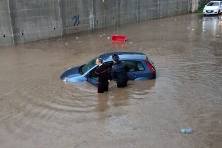 Maltempo, donna salvata dai carabinieri