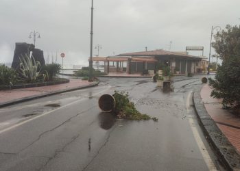 Maltempo in Sicilia, mareggiata a Giardini Naxos