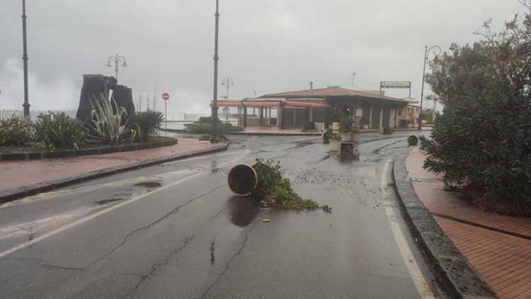 Maltempo in Sicilia, mareggiata a Giardini Naxos