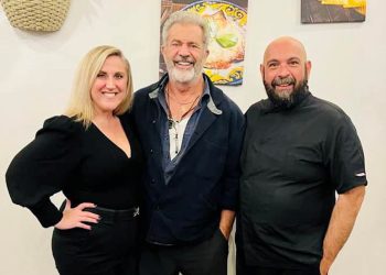Mel Gibson in Sicilia, cena a Palermo con caponata, panelle e cannolo