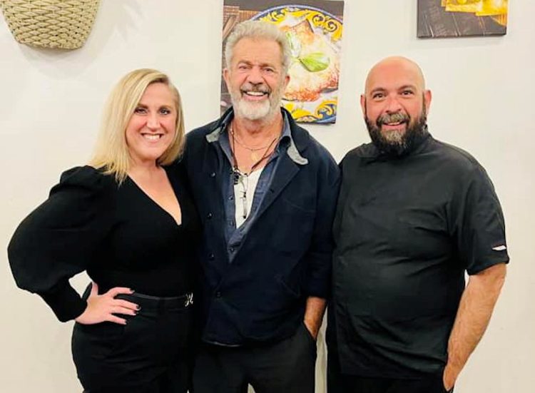 Mel Gibson in Sicilia, cena a Palermo con caponata, panelle e cannolo