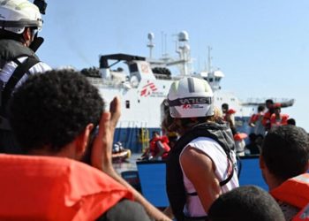 4 navi delle ong con oltre 1.100 migranti in attesa di un porto davanti alla Sicilia