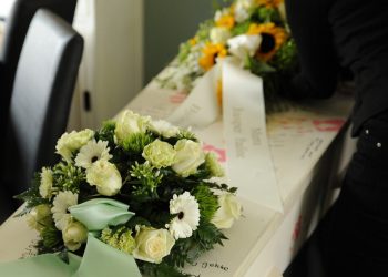 Muore all'improvviso, ex moglie e compagna lo piangono: spunta la moglie segreta