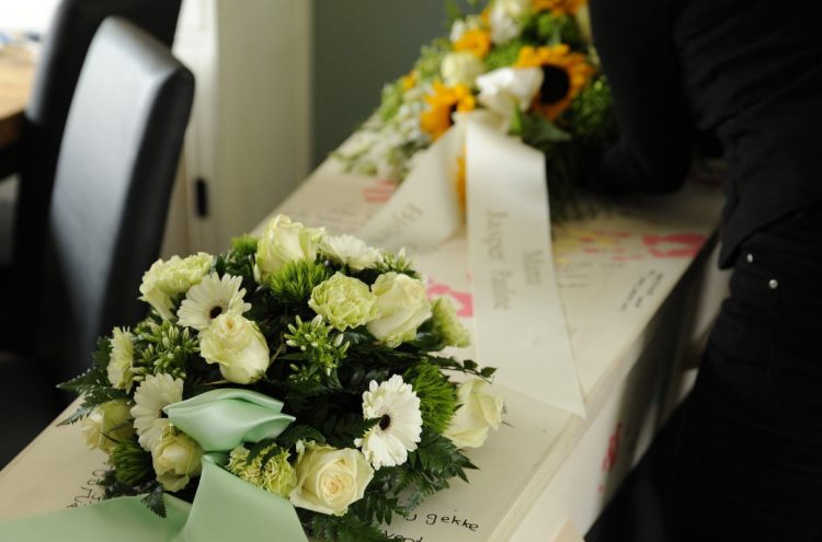 Muore all'improvviso, ex moglie e compagna lo piangono: spunta la moglie segreta