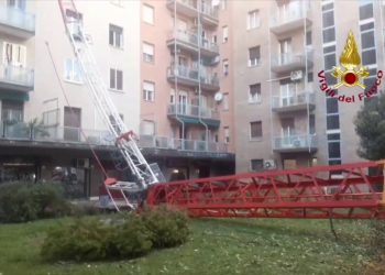 Messa in sicurezza di una gru caduta a Bologna