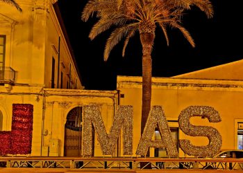 Luci Natale Pozzallo, Xmas richiama il fascismo: sindaco toglie la x