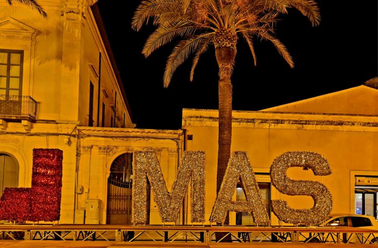 Luci Natale Pozzallo, Xmas richiama il fascismo: sindaco toglie la x