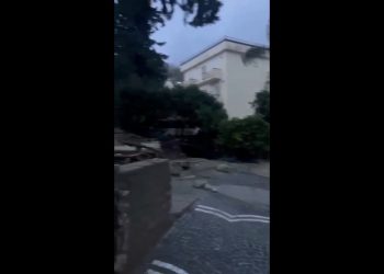 Maltempo a Ischia, acqua e fango invadono strade e case