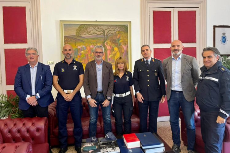 Ragusa, donna si lancia dal balcone: salvata dalla Polizia Municipale