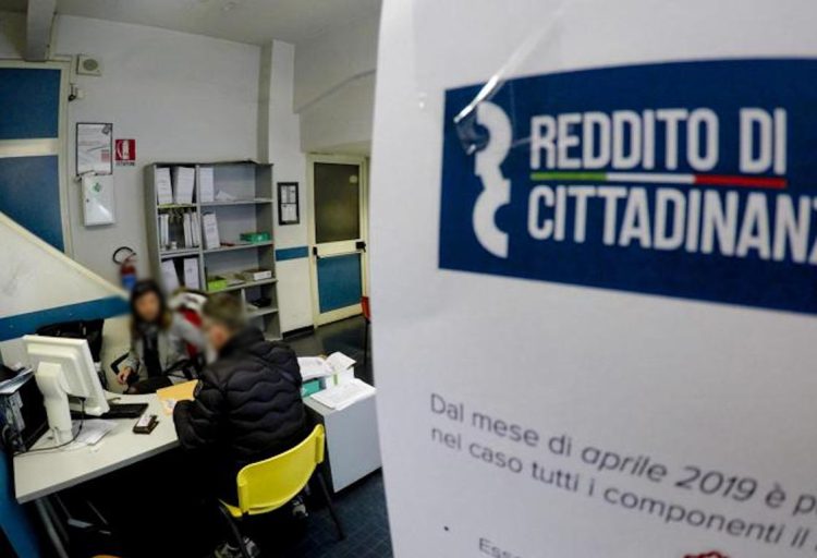 Reddito di cittadinanza, cambiano le regole: prima l'anno cuscinetto e poi lo stop nel 2024