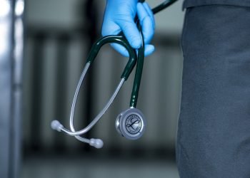 Stop all'obbligo dei vaccini per medici: i no vax pronti a tornare in corsia