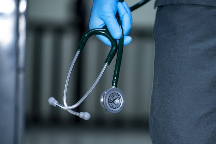 Stop all'obbligo dei vaccini per medici: i no vax pronti a tornare in corsia