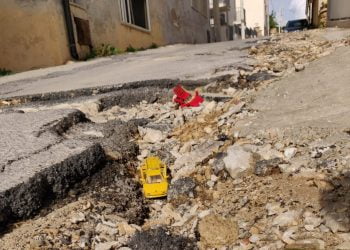 Strade come groviera a Cava D'Aliga