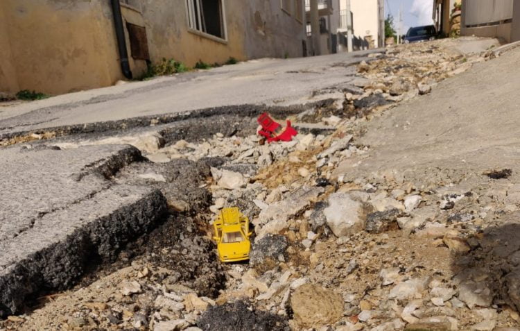 Strade come groviera a Cava D'Aliga
