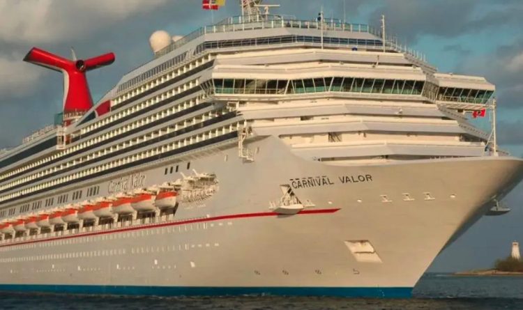Uomo cade da una nave da crociera, trovato vivo in mare aperto dopo 24 ore: è miracolo