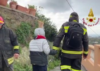 Frana a Ischia, una famiglia bloccata dal fango