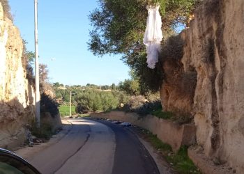 Il mistero del vestito da sposa appeso a un albero a Vittoria