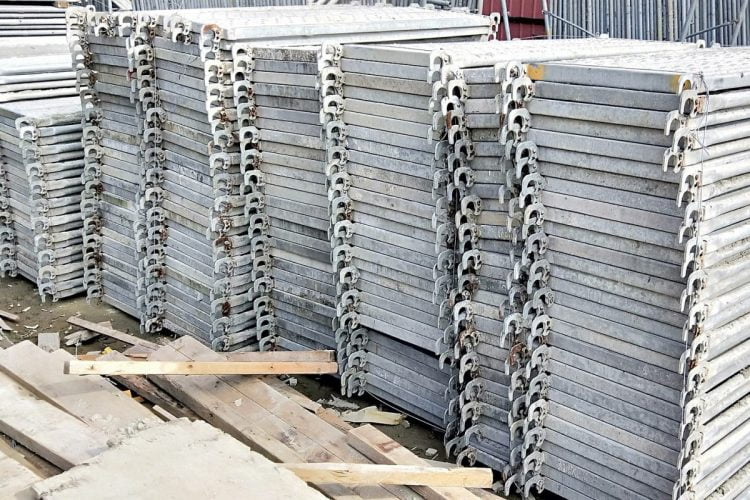 Vittoria, ruba parte di ponteggio edile da un cantiere di Ragusa e tenta di travolgere agente