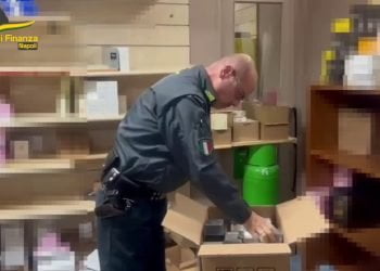 Napoli, sequestrati 28mila profumi falsi. Sei arresti della Gdf
