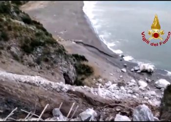 Maltempo, frana investe strada statale a Maratea e finisce in spiaggia