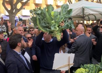Conte alza al cielo un cavolfiore: “Ecco la nostra coppa del mondo”