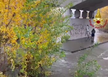 Bloccata dalla piena del fiume Bisenzio a Prato, immagini del soccorso