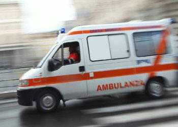 12enne precipita per 4 metri a scuola: è grave