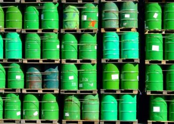 Ucraina, Ue fissa price cap a 60 dollari per il petrolio russo