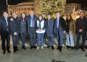 Natale a Palermo, Lagalla accende l’albero in piazza Politeama “Sobrietà e ripartenza”