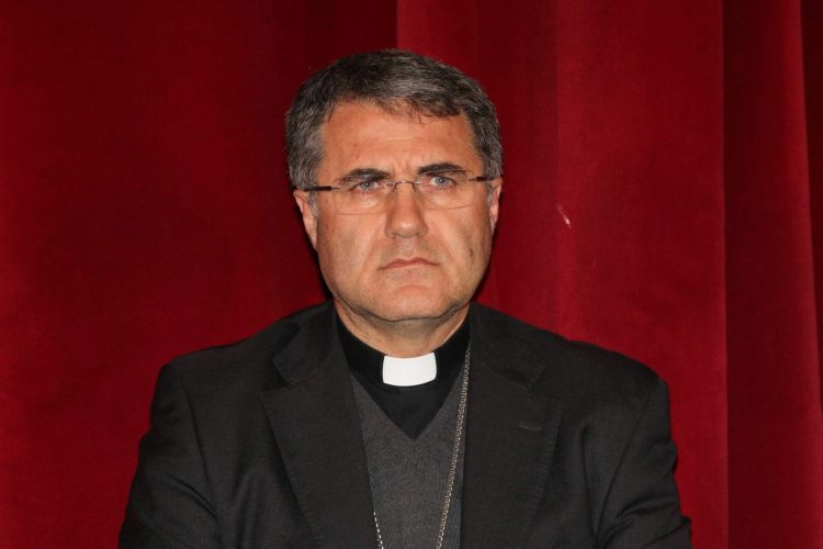 Vescovo di Palermo “I politici siano onesti e distanti dalla mafia”