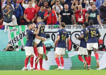 La Francia in semifinale, Inghilterra battuta 2-1