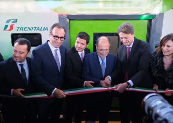 Il Blues del Regionale di Trenitalia corre sui binari della Sicilia