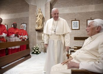 Papa Francesco chiede preghiere per Benedetto XVI “E’ molto malato”