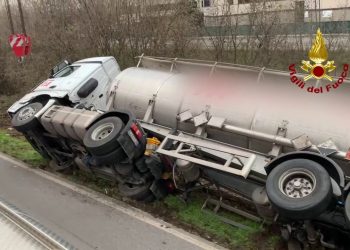 Autocisterna carica di soda caustica si ribalta nel lodigiano