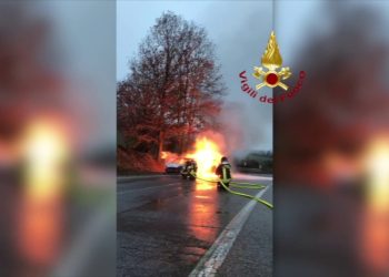 Intervento dei Vigili del Fuoco per incendio auto su strada Bidentina
