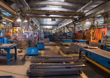 La produzione industriale arretra ancora