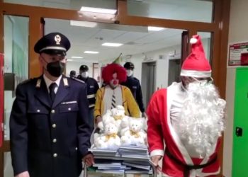 Polizia consegna doni Natale ai bimbi dell’ospedale Sant’Andrea a Roma