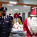 Polizia consegna doni Natale ai bimbi dell’ospedale Sant’Andrea a Roma