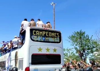 Tifosi argentini in delirio al passaggio del pullman della Seleccion