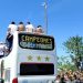 Tifosi argentini in delirio al passaggio del pullman della Seleccion