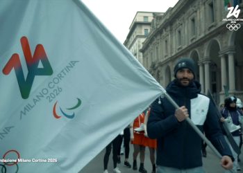 A Milano sfilano le bandiere olimpiche di Parigi e Milano-Cortina