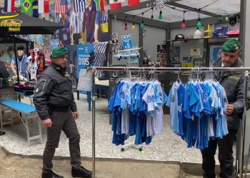 Napoli, centinaia di articoli sequestrati sotto murales di Maradona
