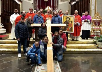 Ragusa, il vescovo La Placa consegna la croce ai giovani della parrocchia Ecce Homo