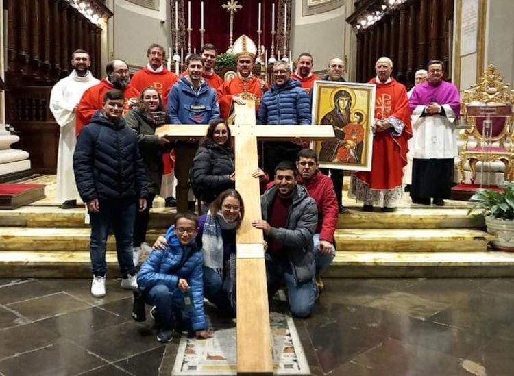 Ragusa, il vescovo La Placa consegna la croce ai giovani della parrocchia Ecce Homo