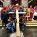 Ragusa, il vescovo La Placa consegna la croce ai giovani della parrocchia Ecce Homo