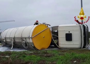 Montanaso Lombardo, si ribalta cisterna. Latte invade la carreggiata