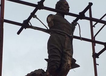Ragusa, danneggiamento della statua dei ‘Picialuori’ nel cimitero centrale