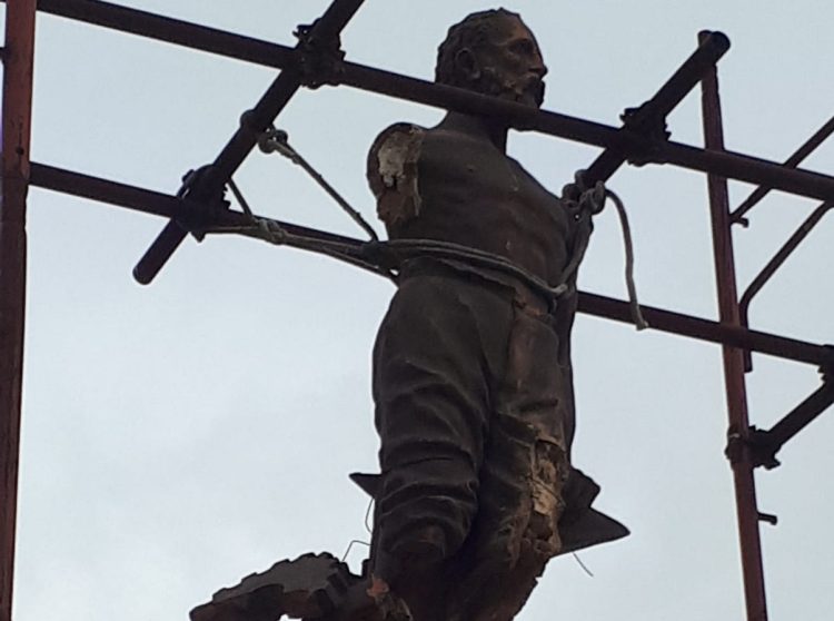 Ragusa, danneggiamento della statua dei ‘Picialuori’ nel cimitero centrale