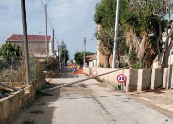 Sfiorata tragedia a Ragusa, cade palo illuminazione pubblica